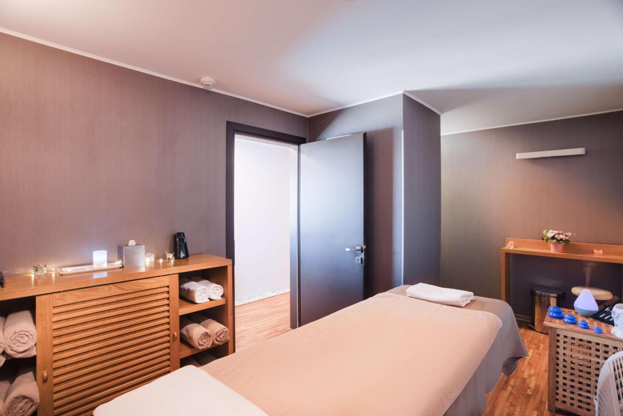 Doubletree By Hilton Hotel Cluj - City Plaza Εξωτερικό φωτογραφία A treatment room at a spa