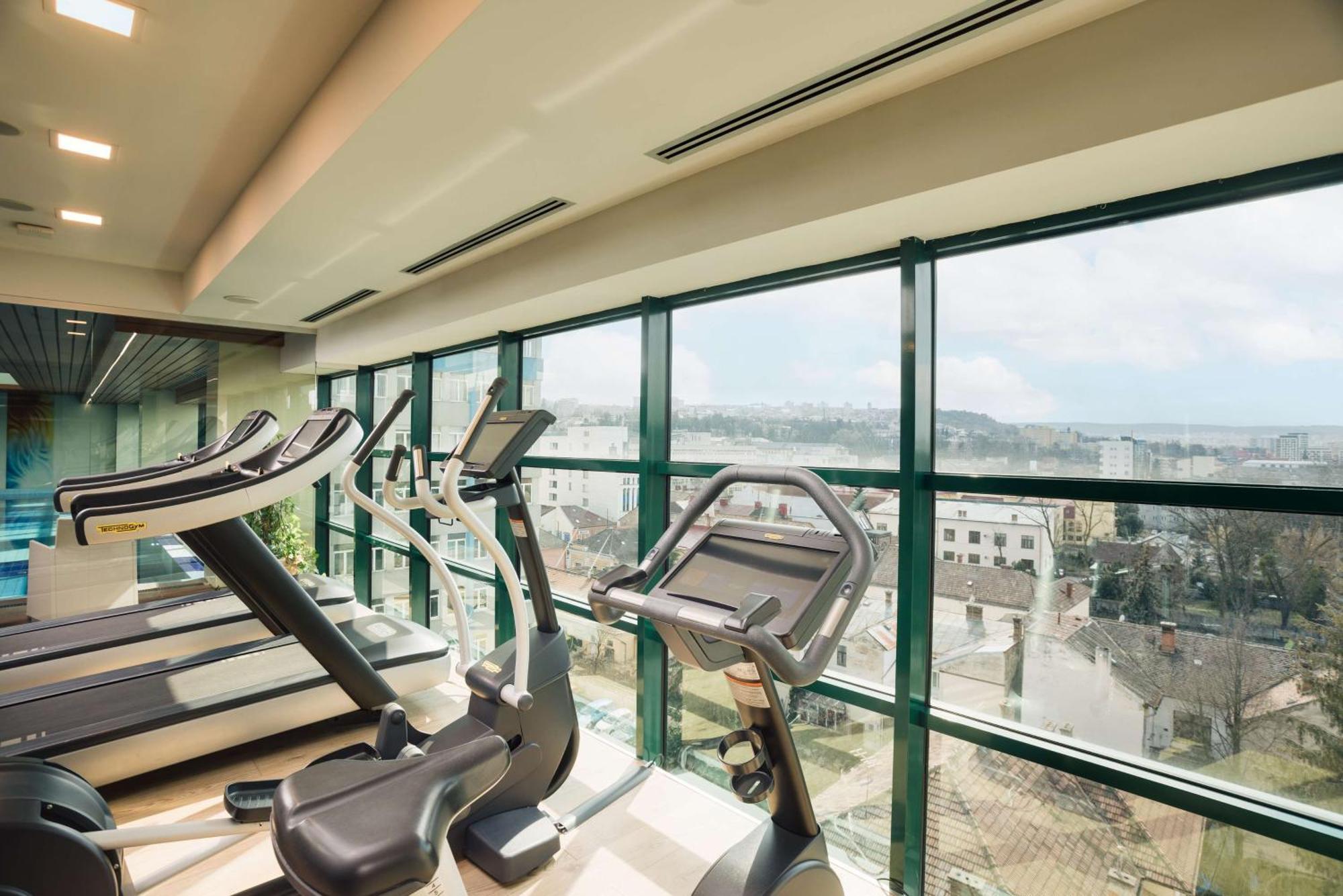 Doubletree By Hilton Hotel Cluj - City Plaza Εξωτερικό φωτογραφία The gym at the hotel
