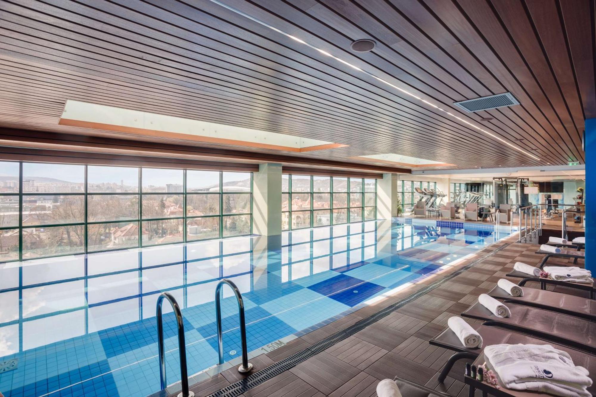 Doubletree By Hilton Hotel Cluj - City Plaza Εξωτερικό φωτογραφία The pool at the 100 Lincoln Street
