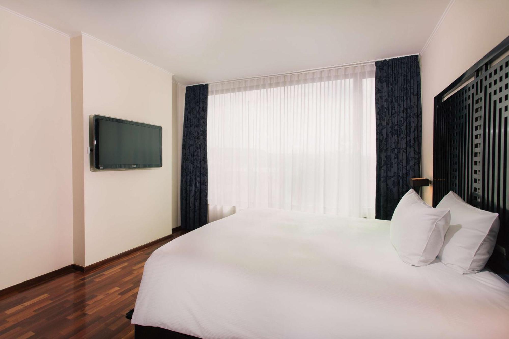 Doubletree By Hilton Hotel Cluj - City Plaza Εξωτερικό φωτογραφία A typical bedroom at the hotel