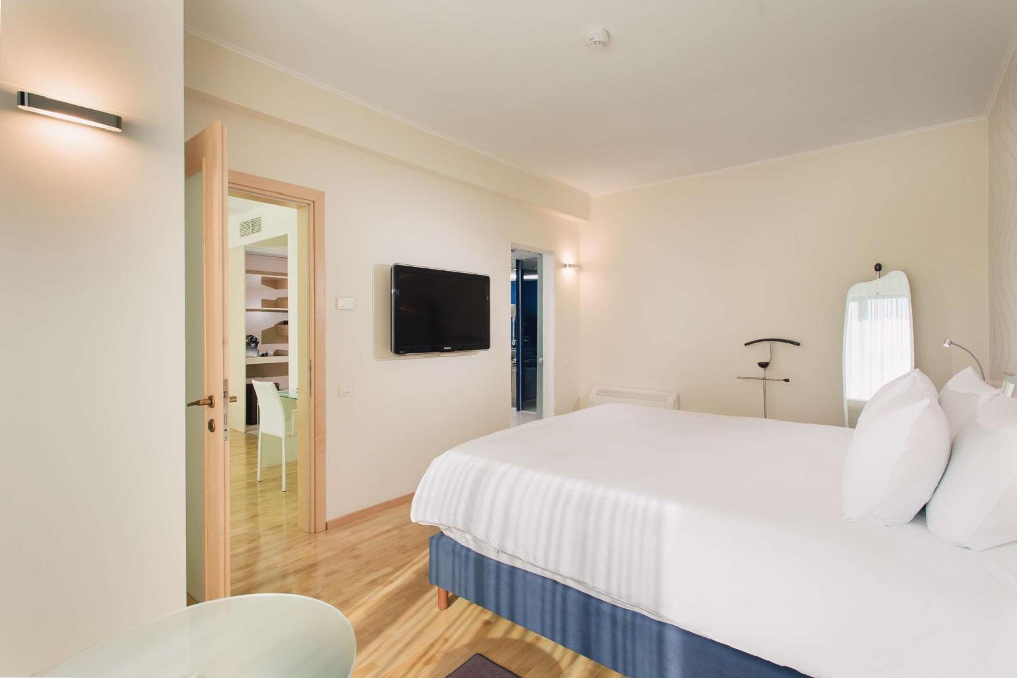 Doubletree By Hilton Hotel Cluj - City Plaza Εξωτερικό φωτογραφία A typical room at the hotel