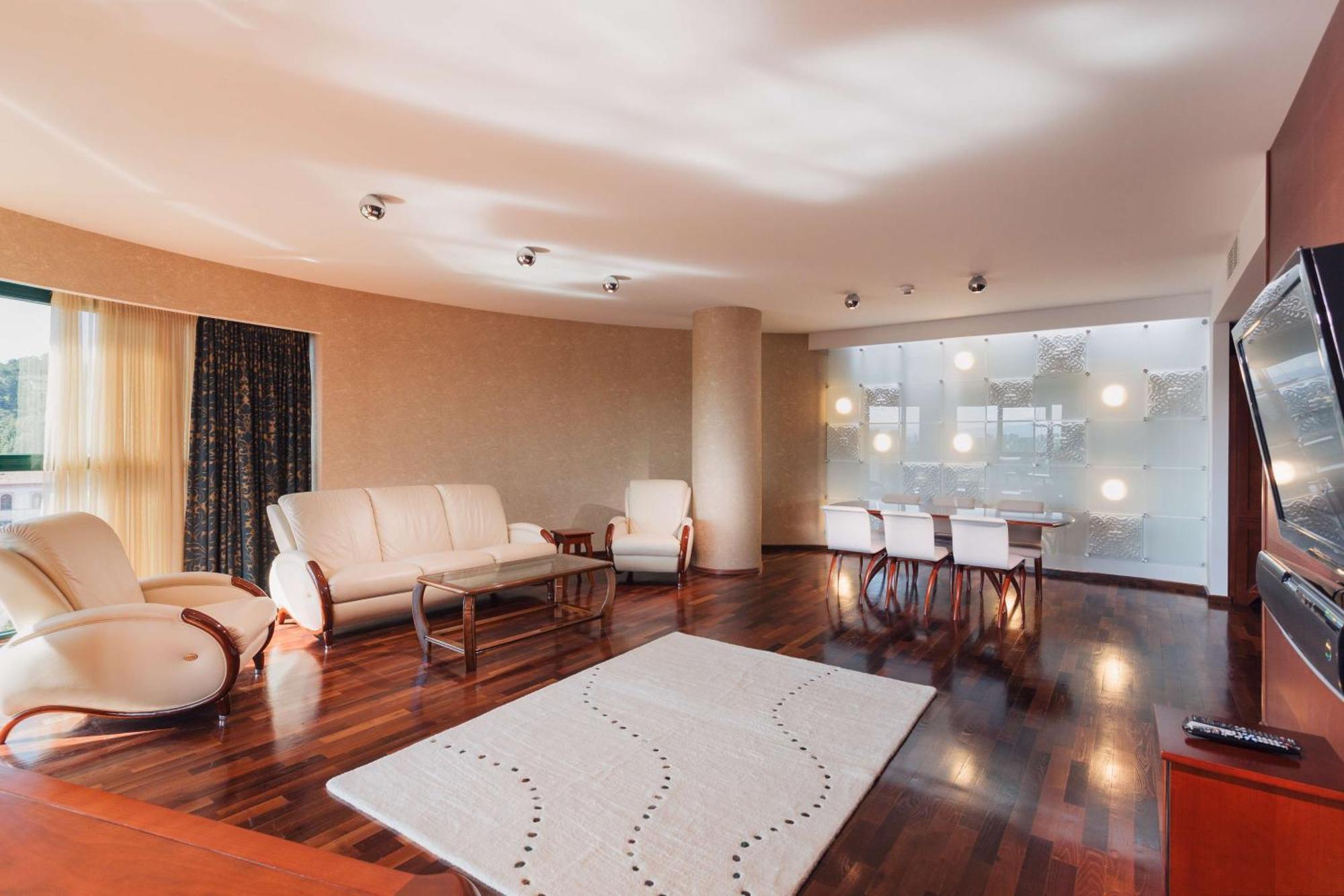 Doubletree By Hilton Hotel Cluj - City Plaza Εξωτερικό φωτογραφία A living room with a carpet