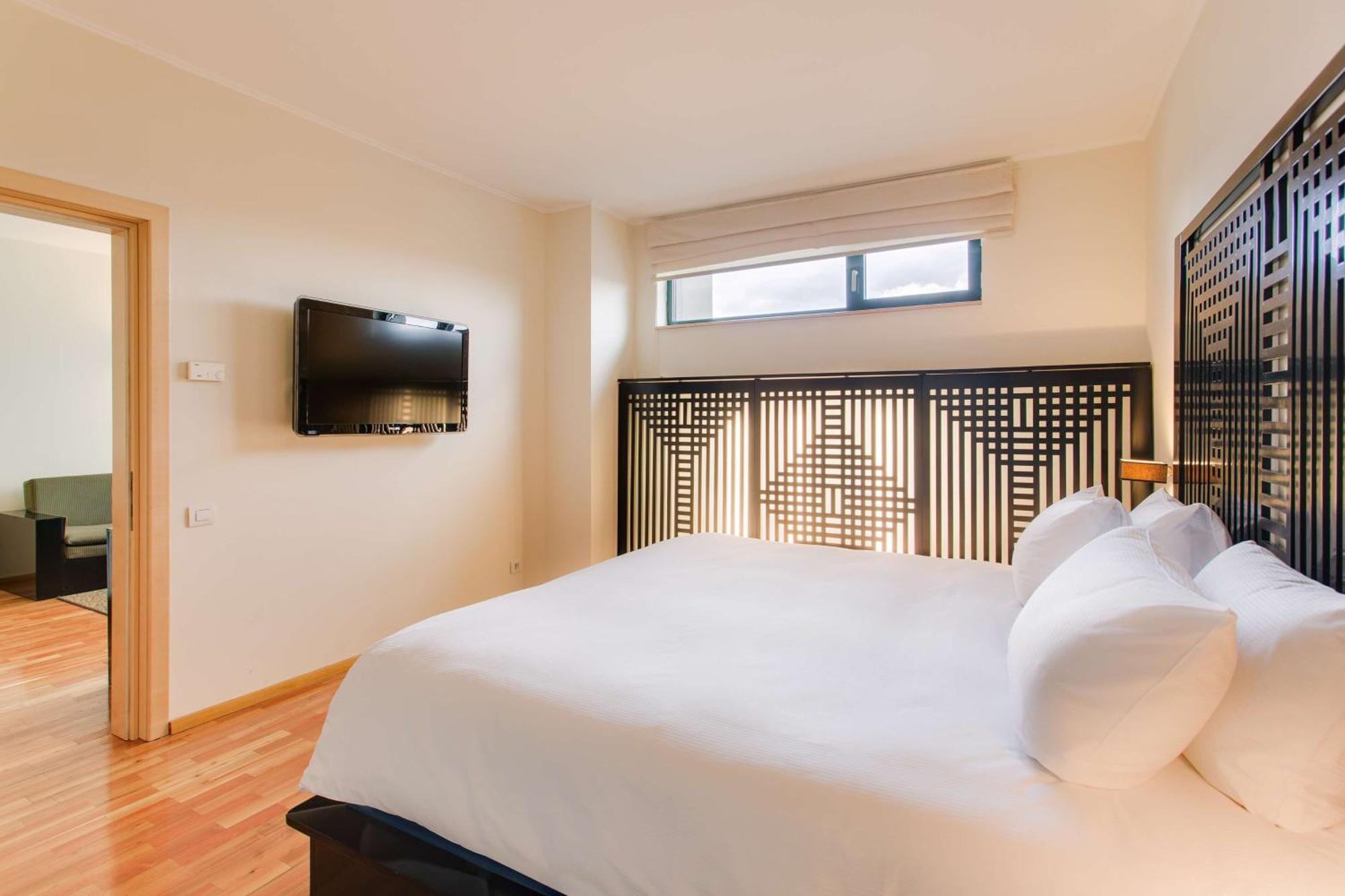 Doubletree By Hilton Hotel Cluj - City Plaza Εξωτερικό φωτογραφία A bedroom at the hotel