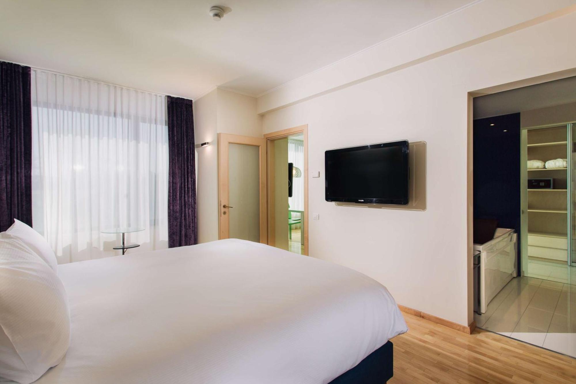 Doubletree By Hilton Hotel Cluj - City Plaza Εξωτερικό φωτογραφία A typical room at the hotel