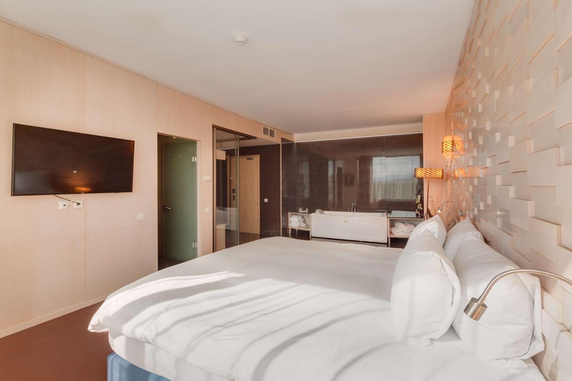 Doubletree By Hilton Hotel Cluj - City Plaza Εξωτερικό φωτογραφία A room at the hotel