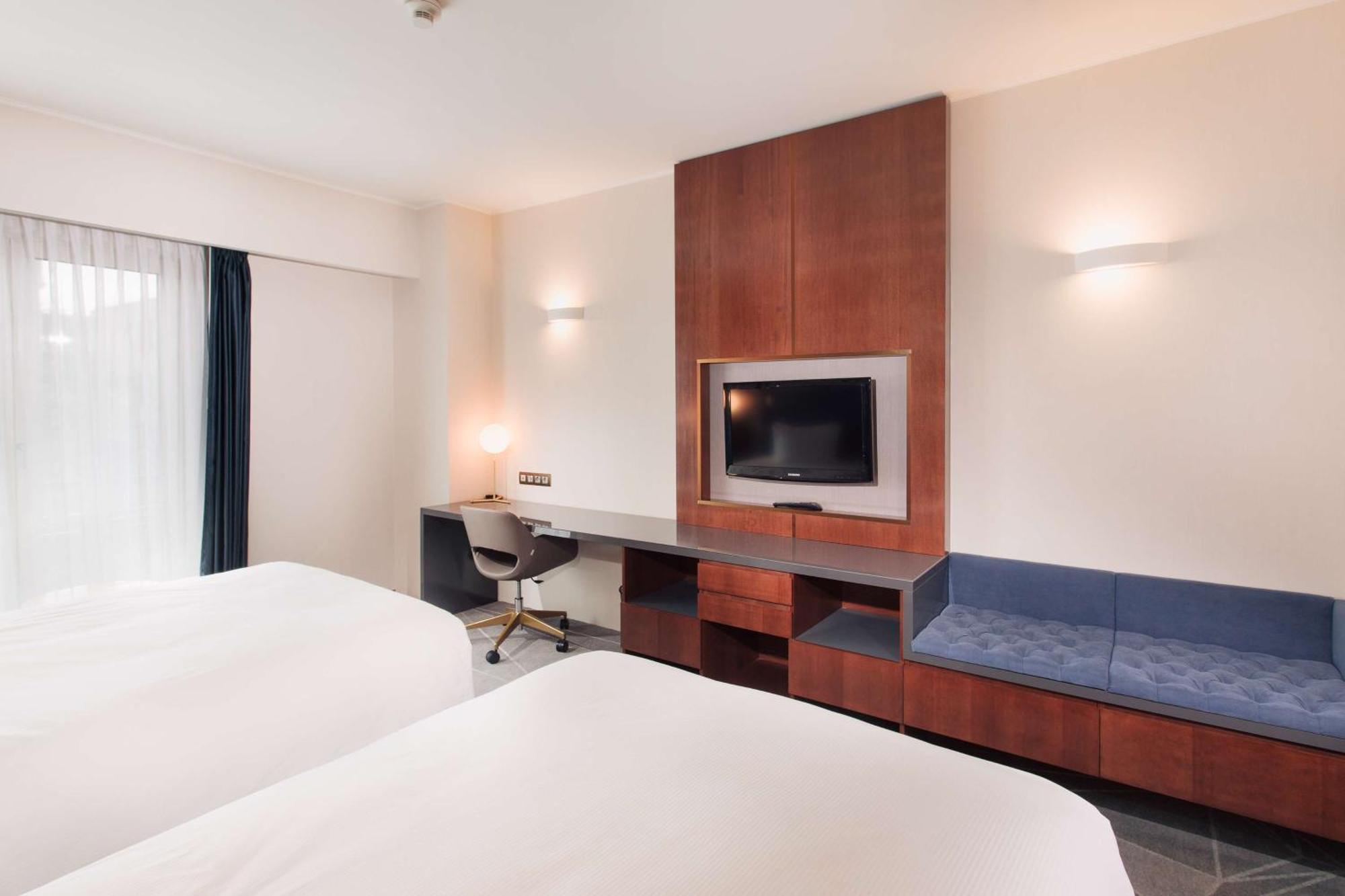 Doubletree By Hilton Hotel Cluj - City Plaza Εξωτερικό φωτογραφία A typical room at the hotel