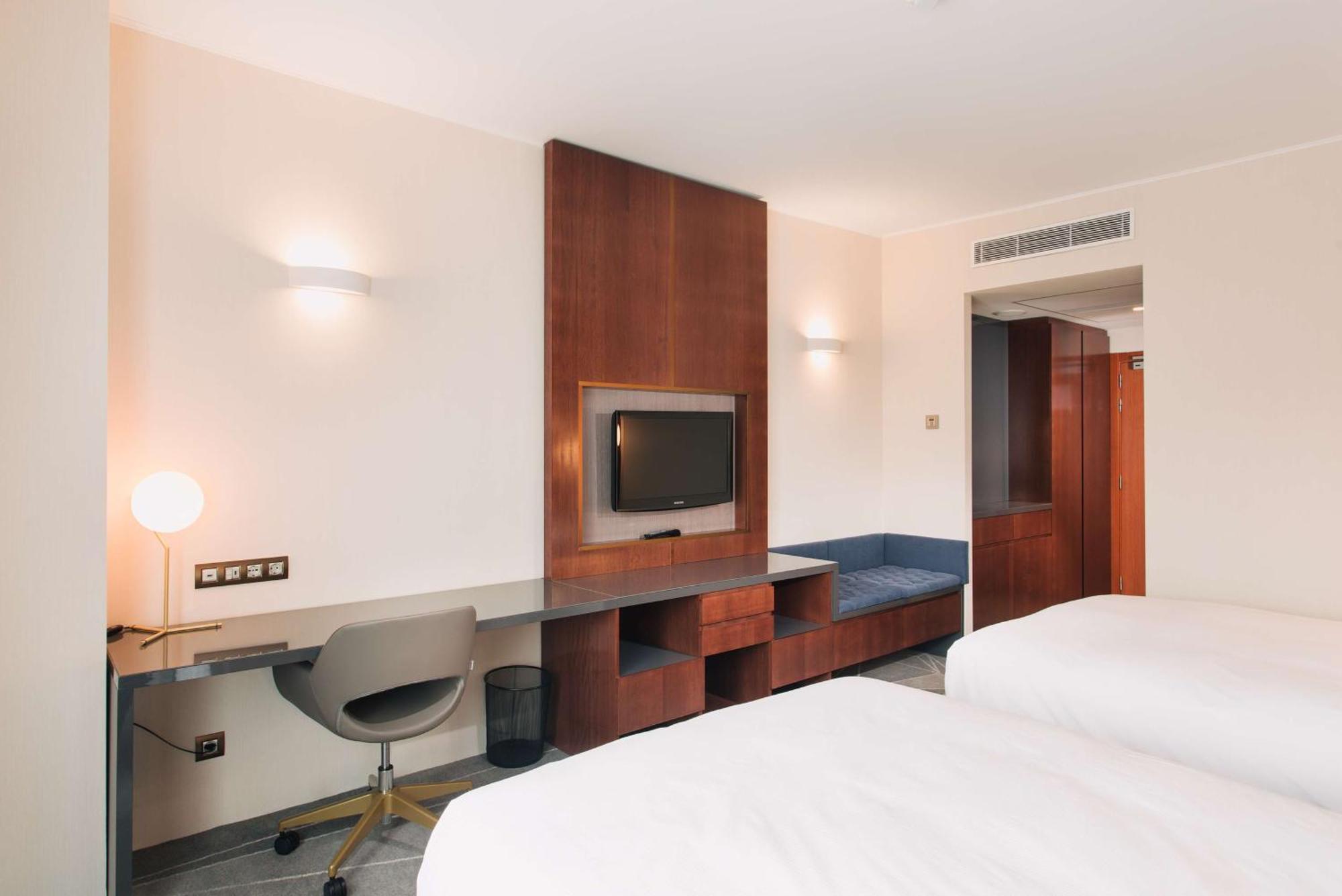 Doubletree By Hilton Hotel Cluj - City Plaza Εξωτερικό φωτογραφία A typical room at the hotel