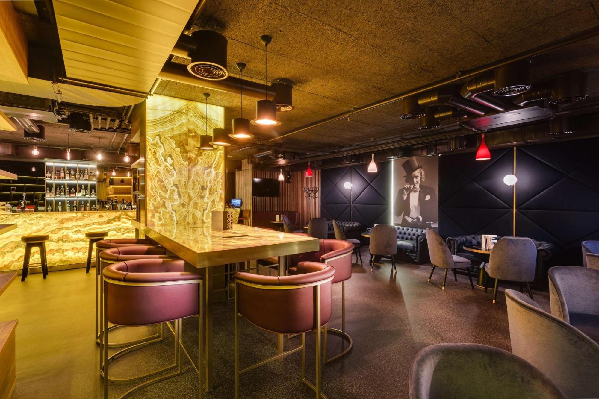 Doubletree By Hilton Hotel Cluj - City Plaza Εξωτερικό φωτογραφία The interior of the bar