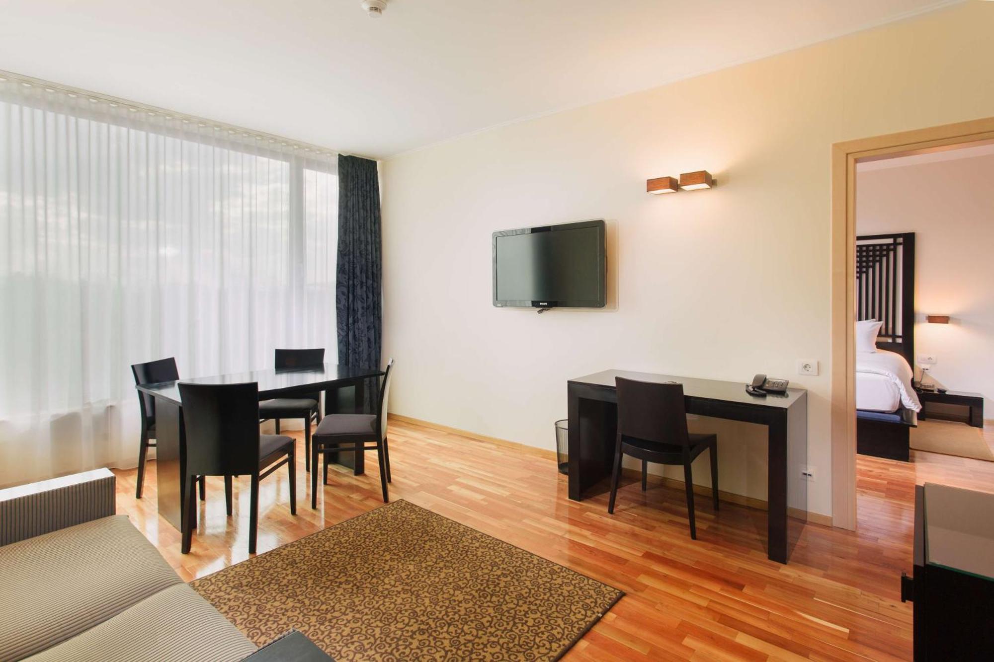Doubletree By Hilton Hotel Cluj - City Plaza Εξωτερικό φωτογραφία A suite at the hotel