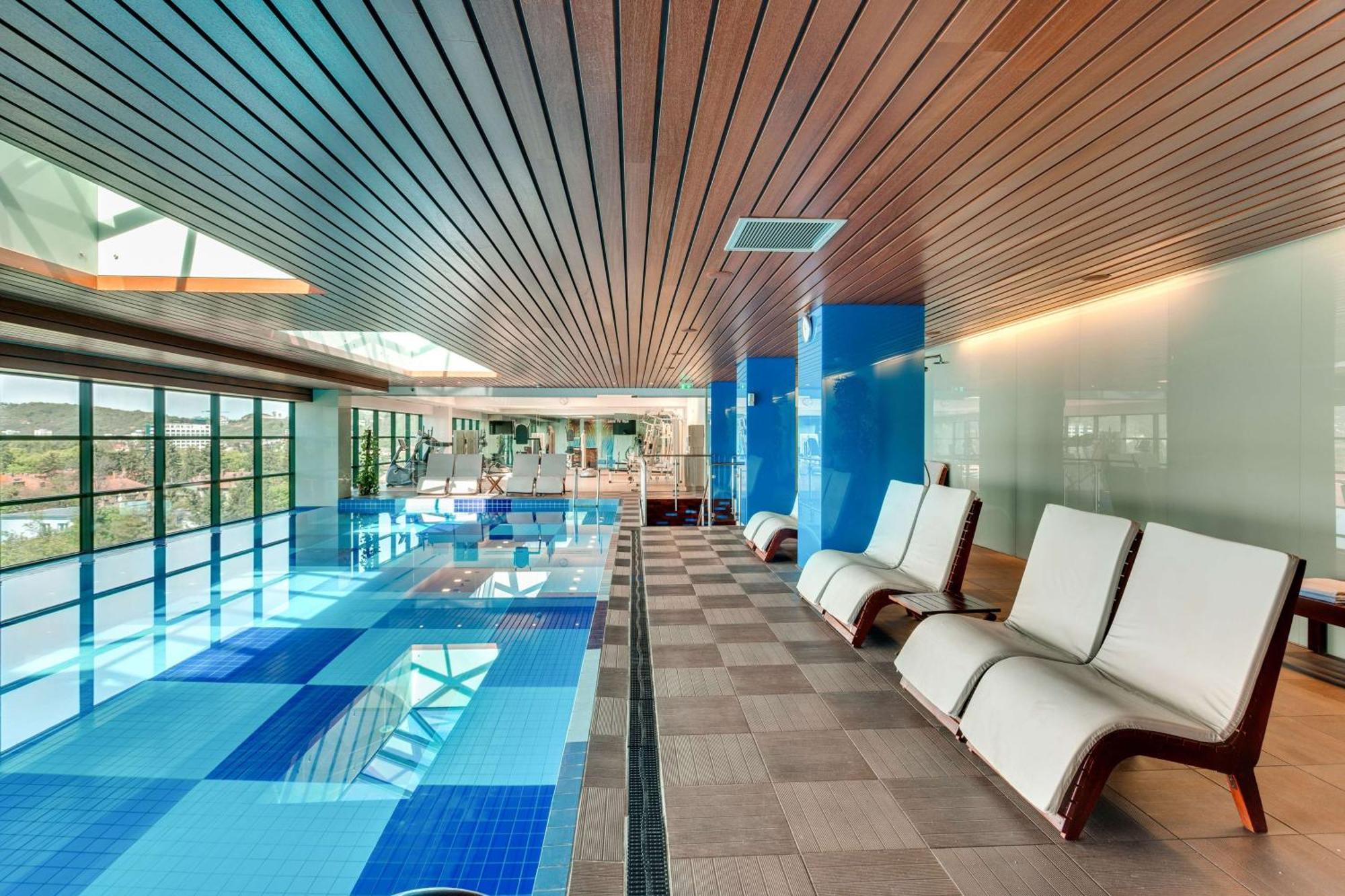 Doubletree By Hilton Hotel Cluj - City Plaza Εξωτερικό φωτογραφία The pool at the 1018